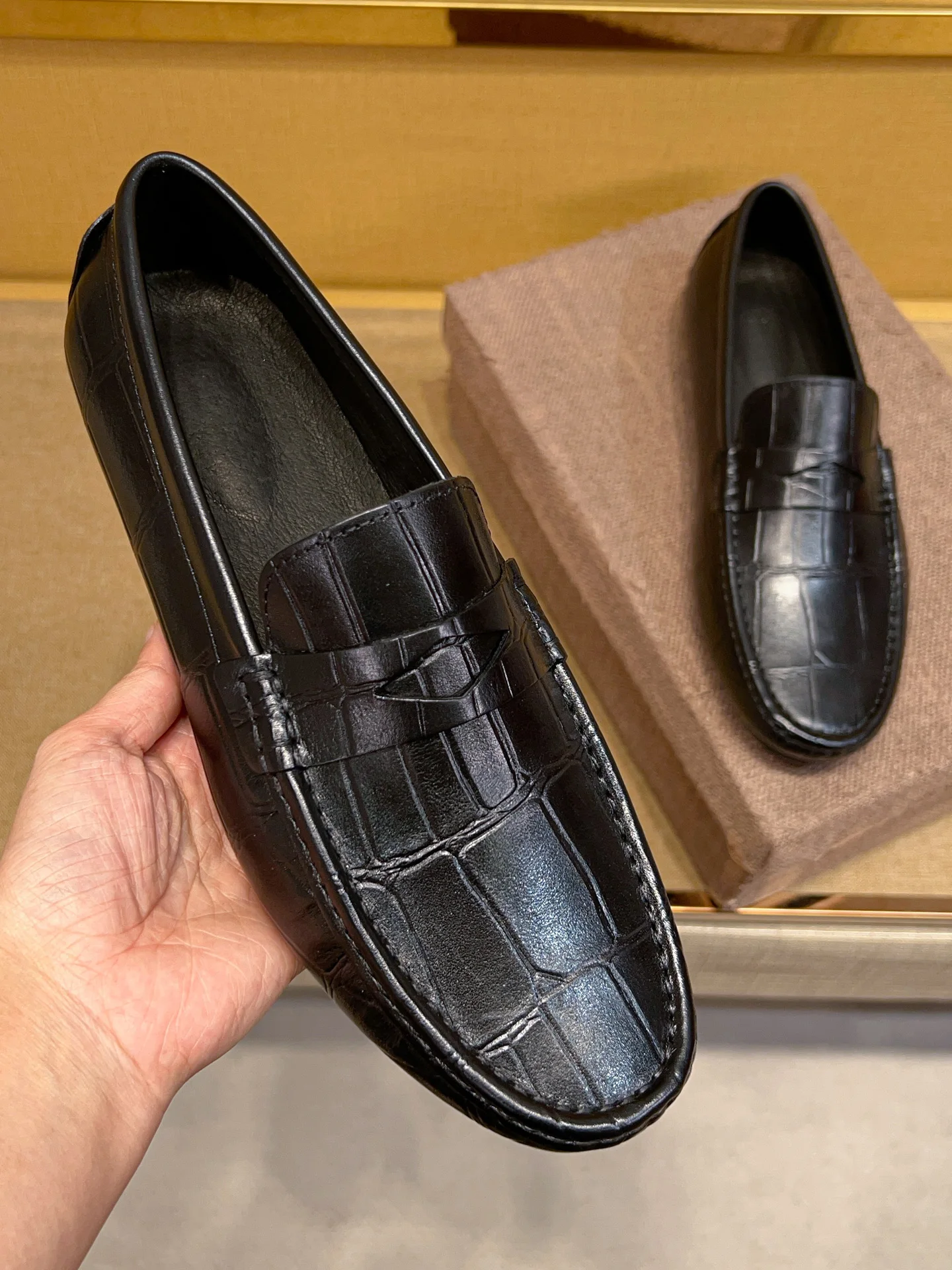 

Высококачественные легкие мужские туфли 2025 года: новые, дышащие, универсальные, повседневные, с усиленной прошивкой, без шнурков, черные.