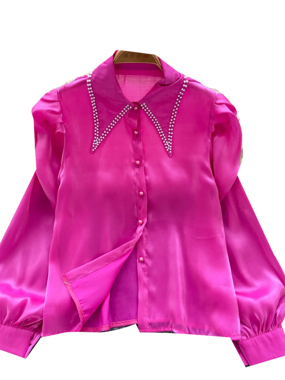 ファッショナブルな長袖サテンシャツ女性の秋の摩耗多用途シャープな襟シングルボタンパール装飾韓国スタイルルーズフィット