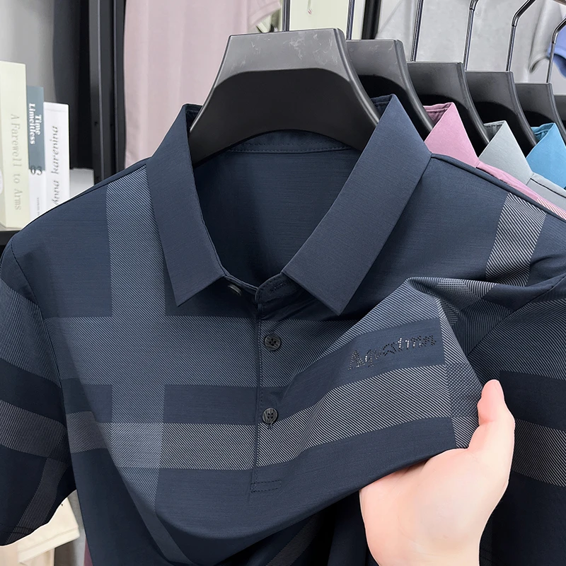 Herrenmode Geometrisch bedrucktes Polohemd aus weichem, atmungsaktivem Stoff mit Brustlogo, Kurzarm, für Business. – Detail 7