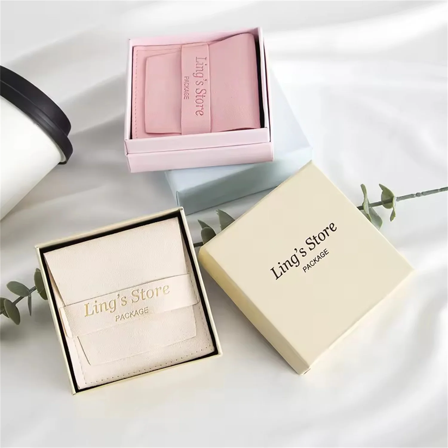 

Customized Lovely 7x7x3cm Jewelry Kraft Box Inside With 6.2x6.2cm Microfiber Strip Bag Suede Velvet Envelope Flap Earrings Pouch