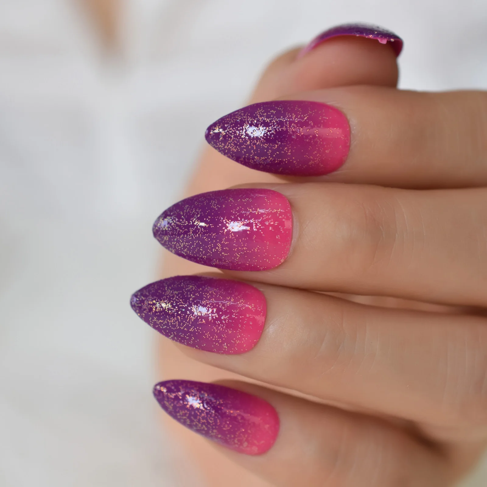 Glossy Ombre Purple Pink Medium Press on Nail Glitter Fake Nail Full Cover Stiletto False Nail Salons Party Wear Tips for Women