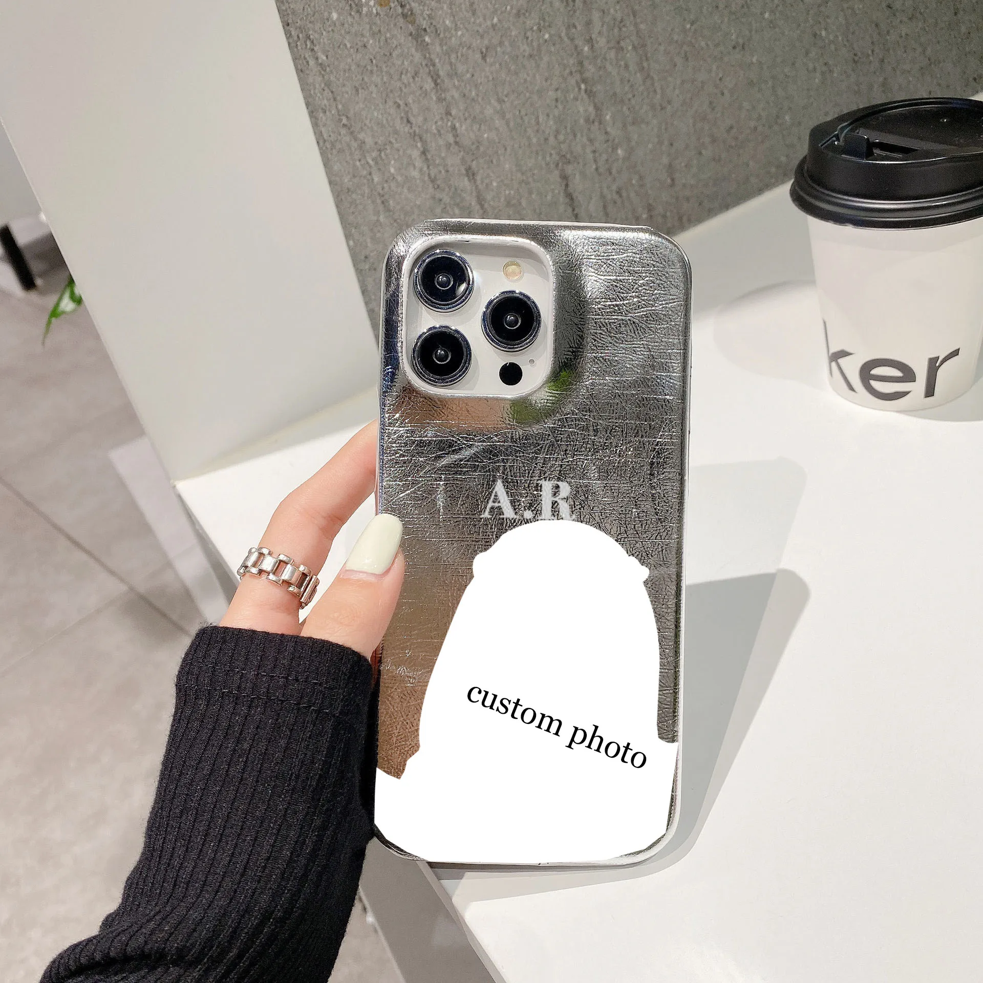 Skórzane etui na iPhone 16, 13, 12, 15, 14 Pro Max, 15 Plus, 16 Pro z personalizowanym wzorem, literami i zdjęciem, luksusowe, twarde, metaliczne, z PU. — zdjęcie produktu 4