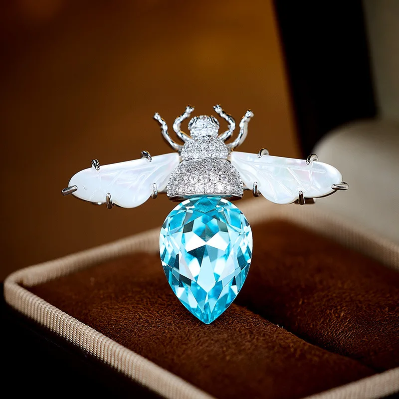 

High-end blue crystal bee-set zircon brooch, a high-end natural mother-of-pearl wing accessory