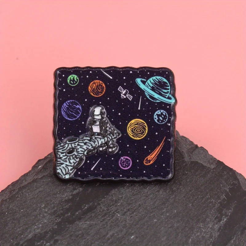 Star Sea Nomad Abzeichen - Verchromter Astronaut stationiert, Meteorit, Mehrfarbiger Planet, Schwarm um ihn herum – Detail 2