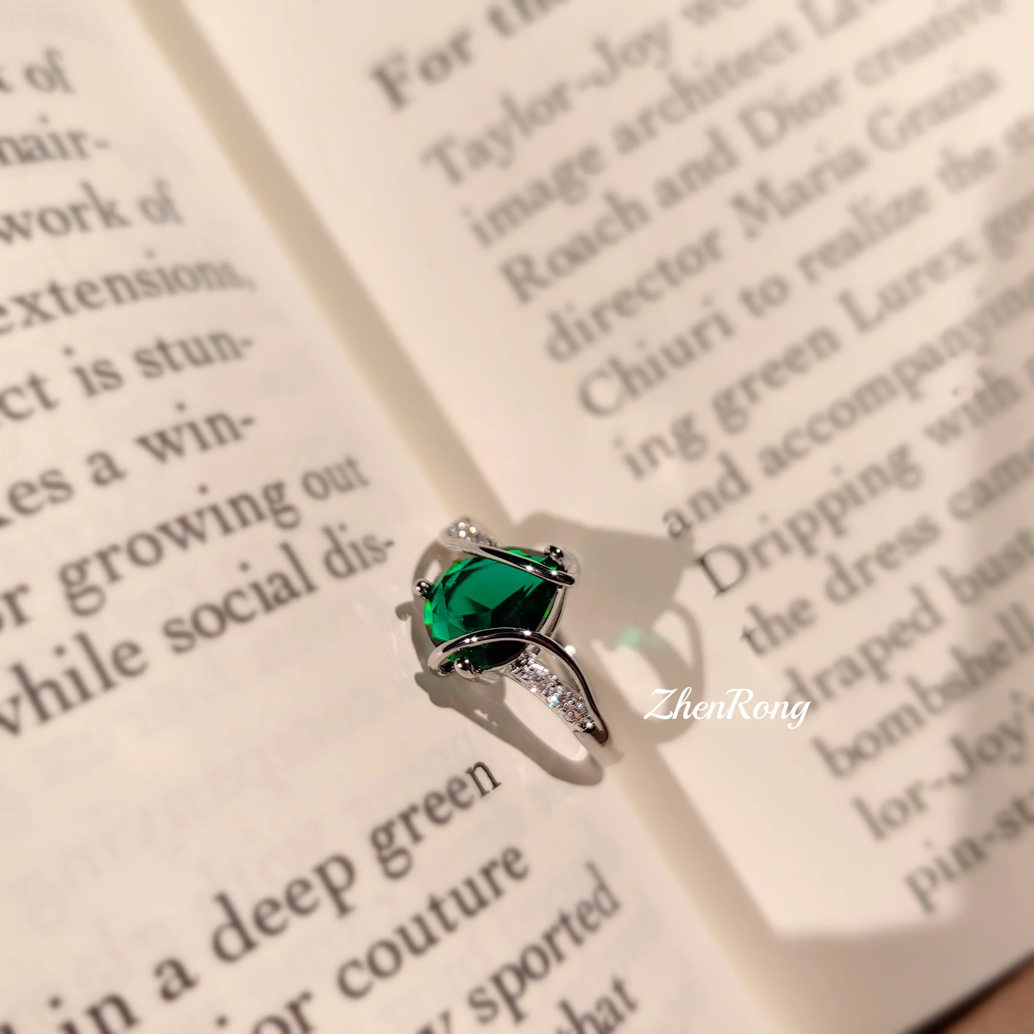 

Japanese minimalist green zircon ring, women's teardrop pear shaped ring, light luxury daily commuting