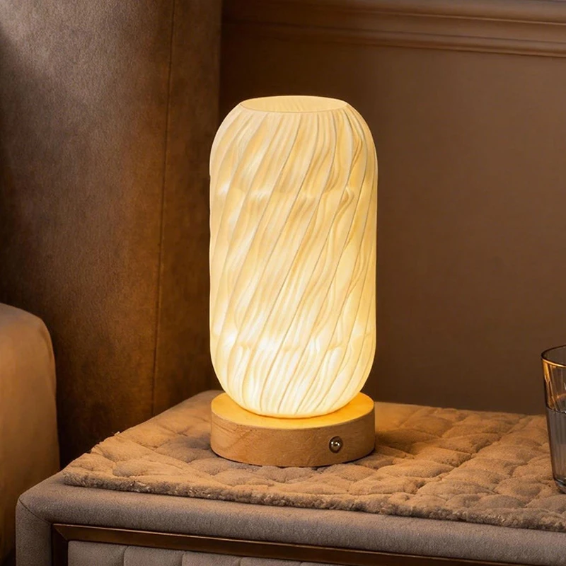

Скандинавская настольная лампа из массива дерева для зарядки, теплая декоративная прикроватная лампа для спальни, кремовая атмосфера, креативная настольная ночная лампа