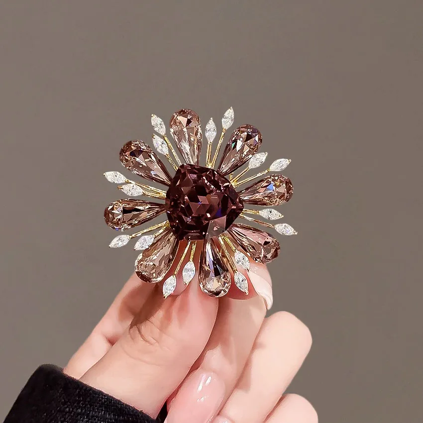 Luxurious Crystal Fashion Brooch Pin for Women High-End Feelings Windbreaker Coat Sweater Decoration Versatile Stylish Elegant