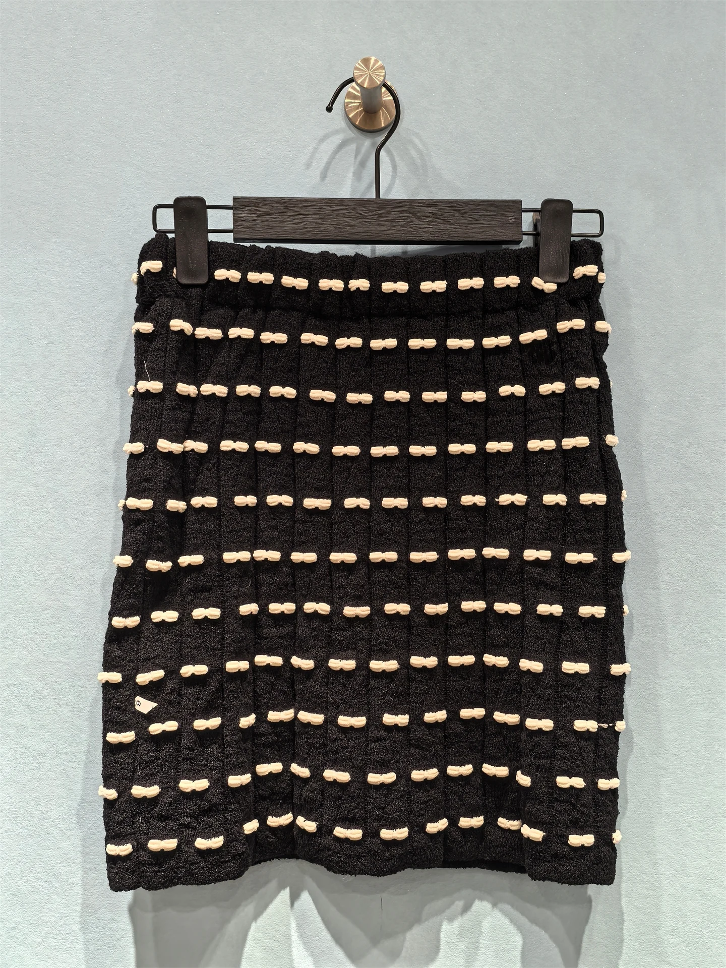 

Новое поступление осени-зимы 2025 года, черно-белая трикотажная мини-юбка с 3D бантом и бантом, полуюбка