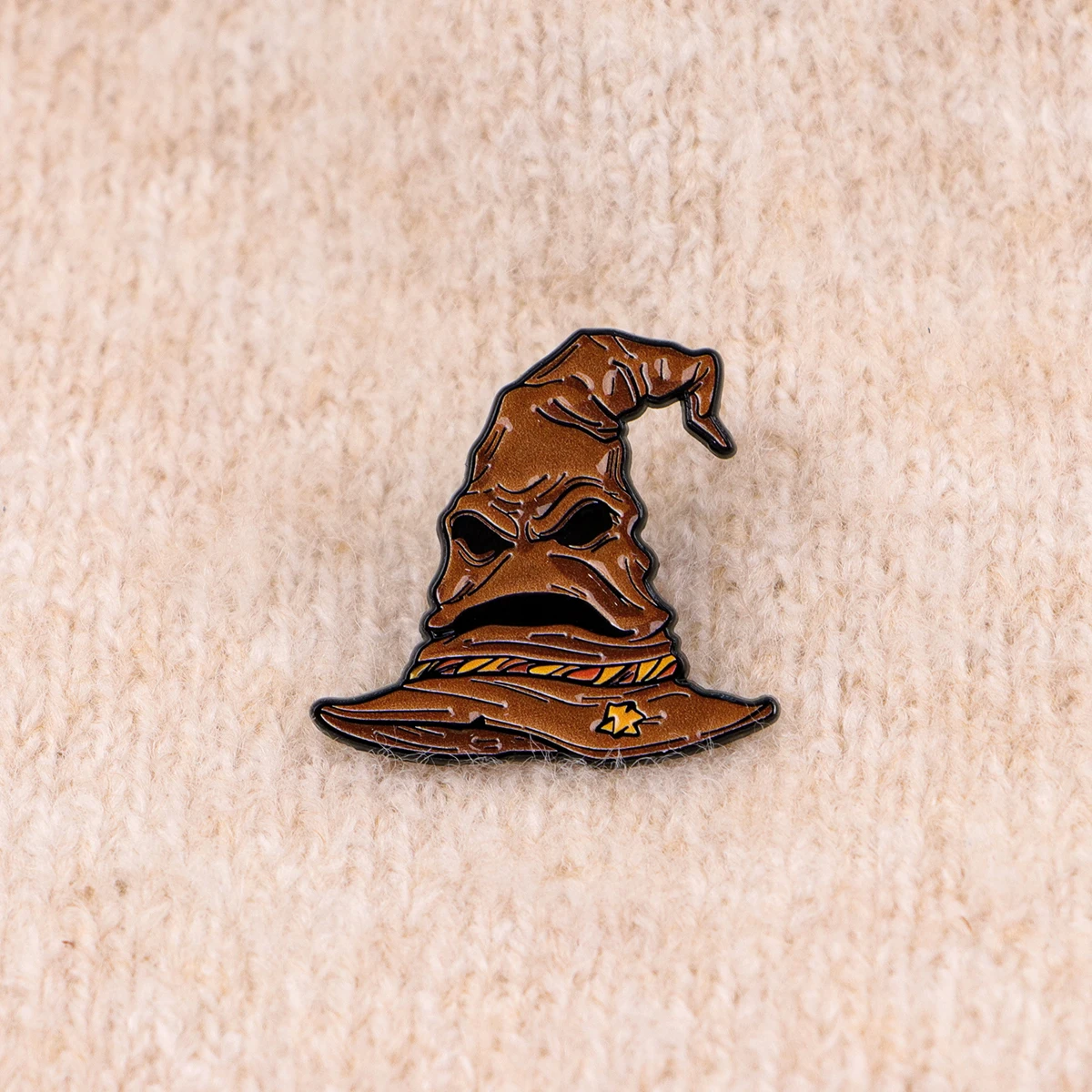 Filmhut-Emaille-Pin, Cartoon-Hexenhut-Brosche, Anstecknadel für Rucksäcke, Taschen, Schmuck, Kleidung, Dekoration, Fan-Geschenk – Detail 6