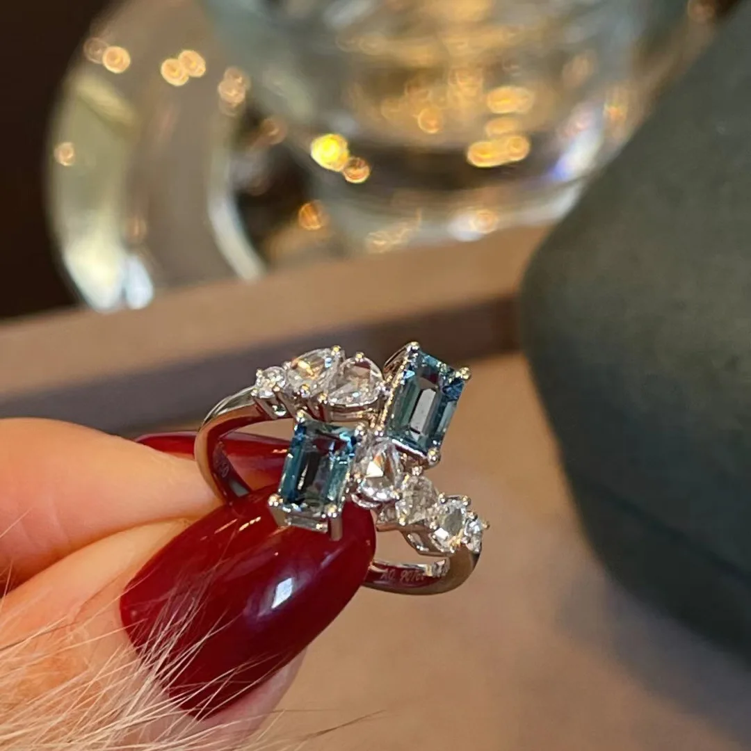 女性のための長方形のきらめくダイヤモンドリング、ニッチなデザイン、高級品、新製品、耐久性のある素材