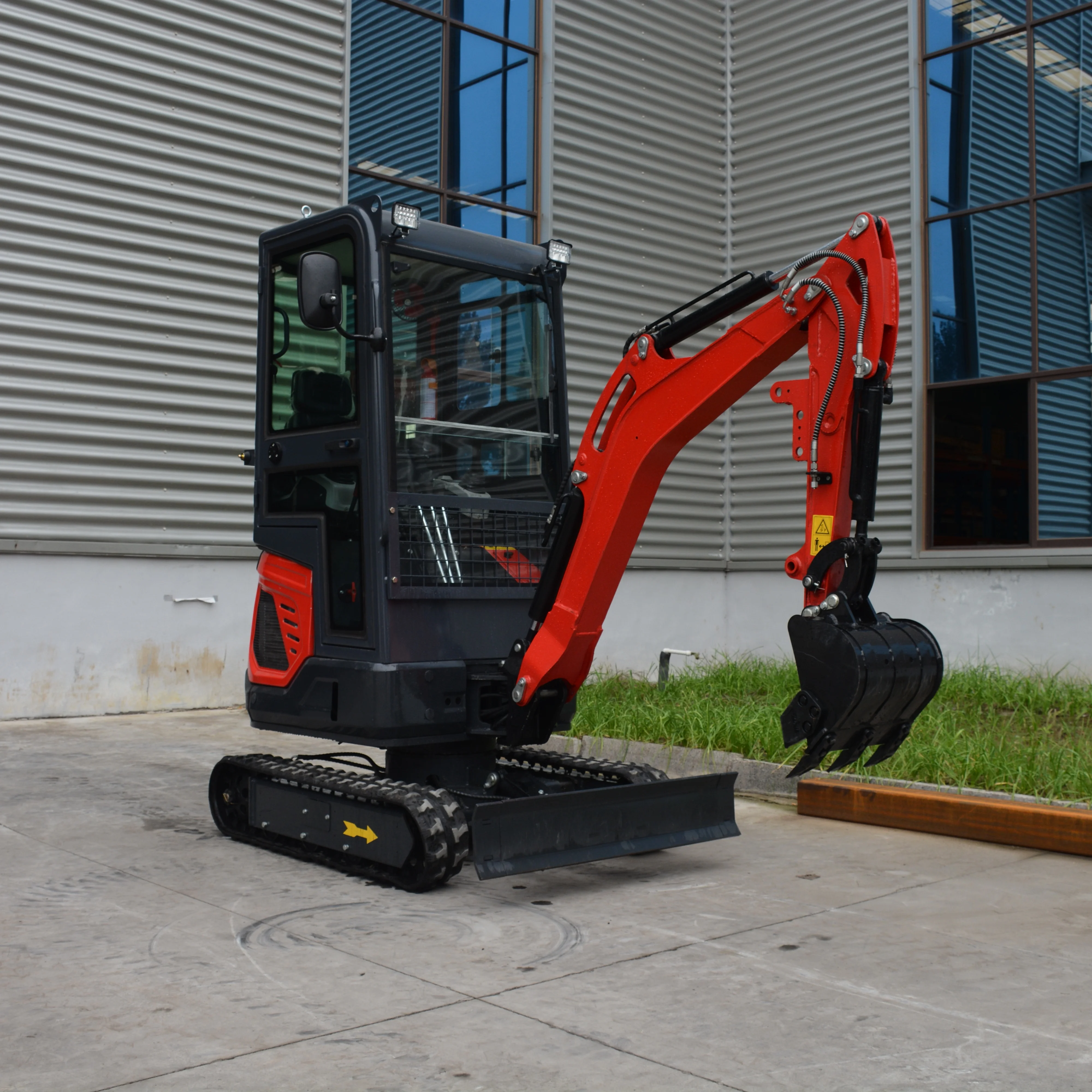 

Продается небольшой гидравлический гусеничный экскаватор, 1,8-тонный, 2-тонный компактный гусеничный экскаватор