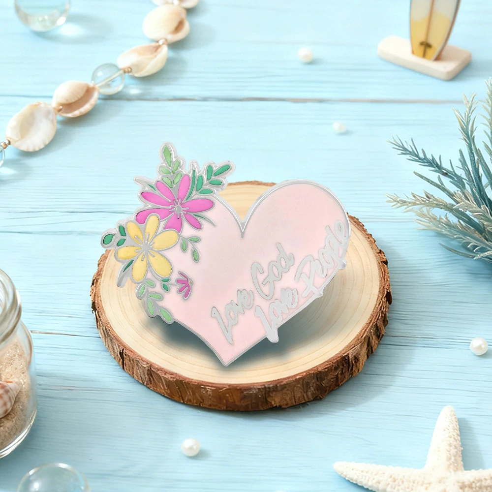 Liebe Gott, liebe Menschen – Brosche, Blumen- und Herzform, rosa Abzeichen, Glaube, Segen, Metallnadel, modischer Kragenanhänger, Rucksackzubehör. – Detail 5