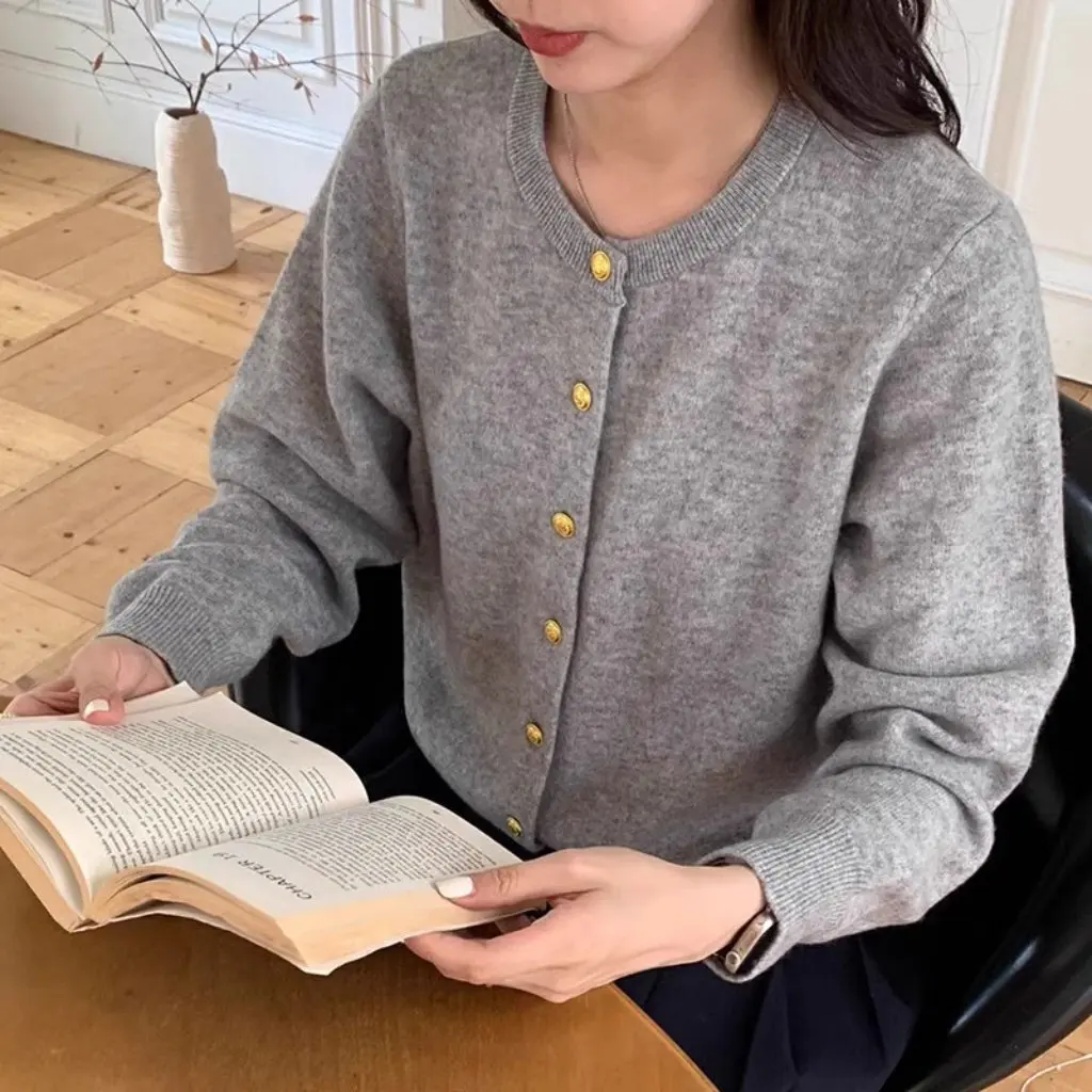 

Весенне-осенний открытый кардиган с золотой пряжкой, мягкий уютный вязаный топ, женская мода в корейском стиле, классический антивозрастной топ