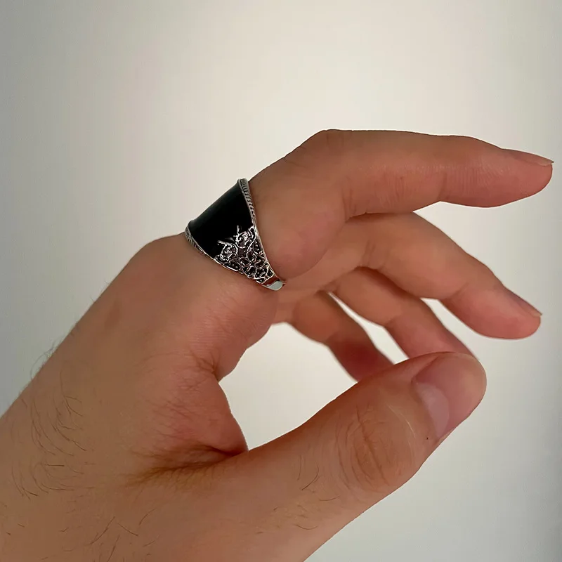 Retro Curved Black Resin Onyx Ring For Men Classic Metal Designer Ring Handmade Jewelry Gothic Rock Hiphop Unisex Accessories