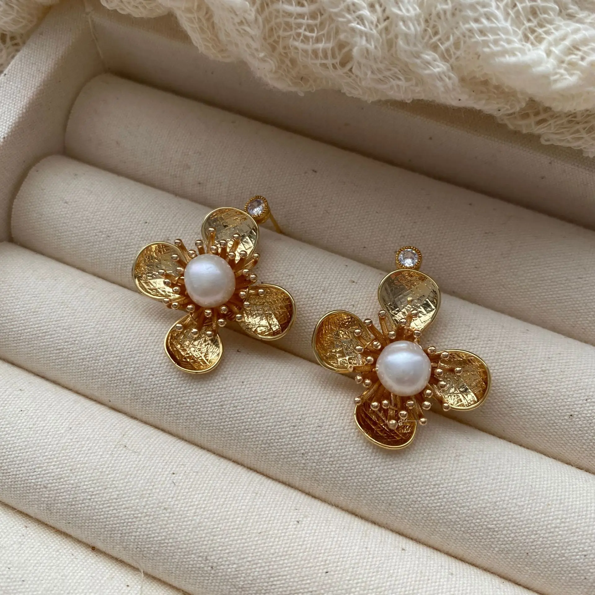 Natural pearl fashion flower earrings for ladies' jewelry. Suong's girlfriend.