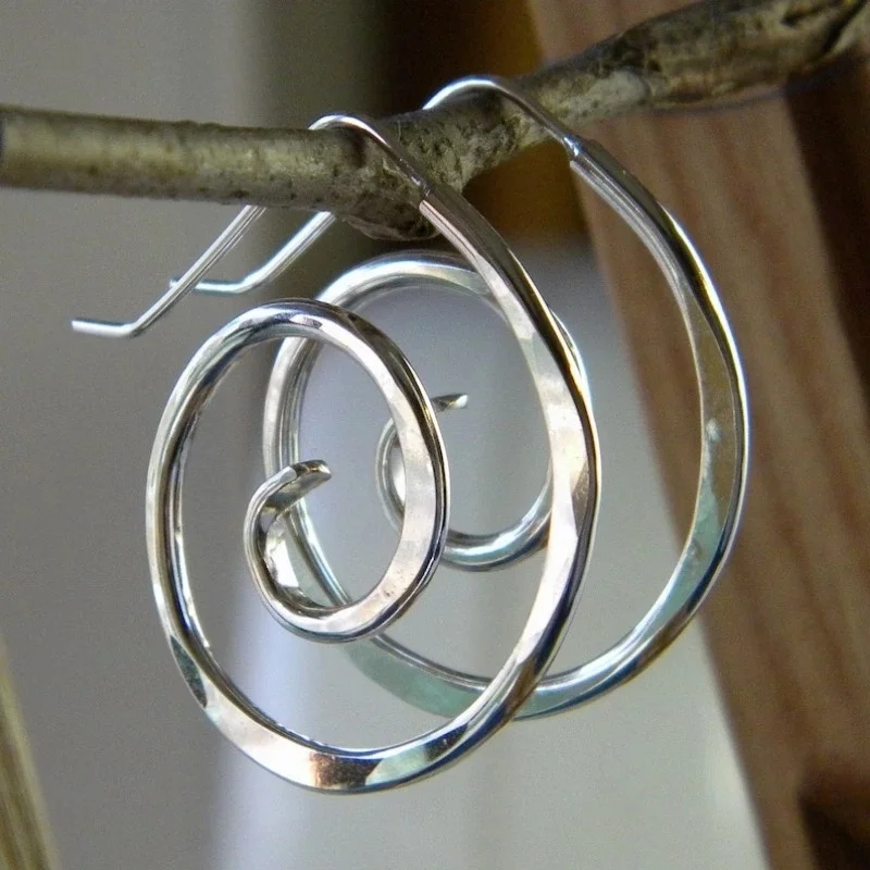 Punk-Stil Runde Spiralform Ohrhänger für Damen Silberfarbene Metall-Ohrringe Hochzeit Party Persönlicher Schmuck Geschenke