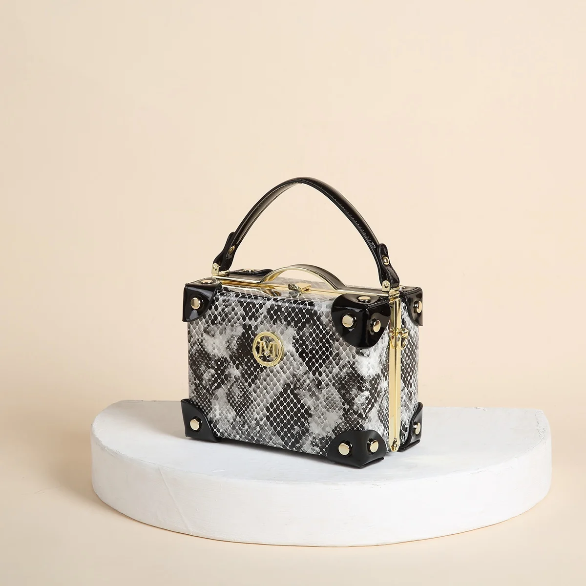 

Classic retro box style women's small handbag with detachable shoulder straps, perfect for daily travel