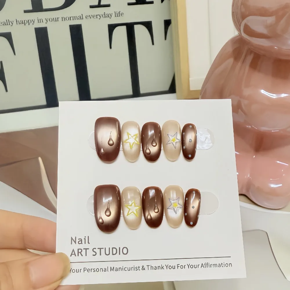 เล็บปลอมแบบกดติด 10 ชิ้น ลายตาแมวสีน้ำตาลอบอุ่นสำหรับฤดูใบไม้ร่วงและฤดูหนาว ลายดาวห้าแฉก ลายหยดน้ำ ลายจุด ทำมือ ถอดออกได้ ใช้ซ้ำได้