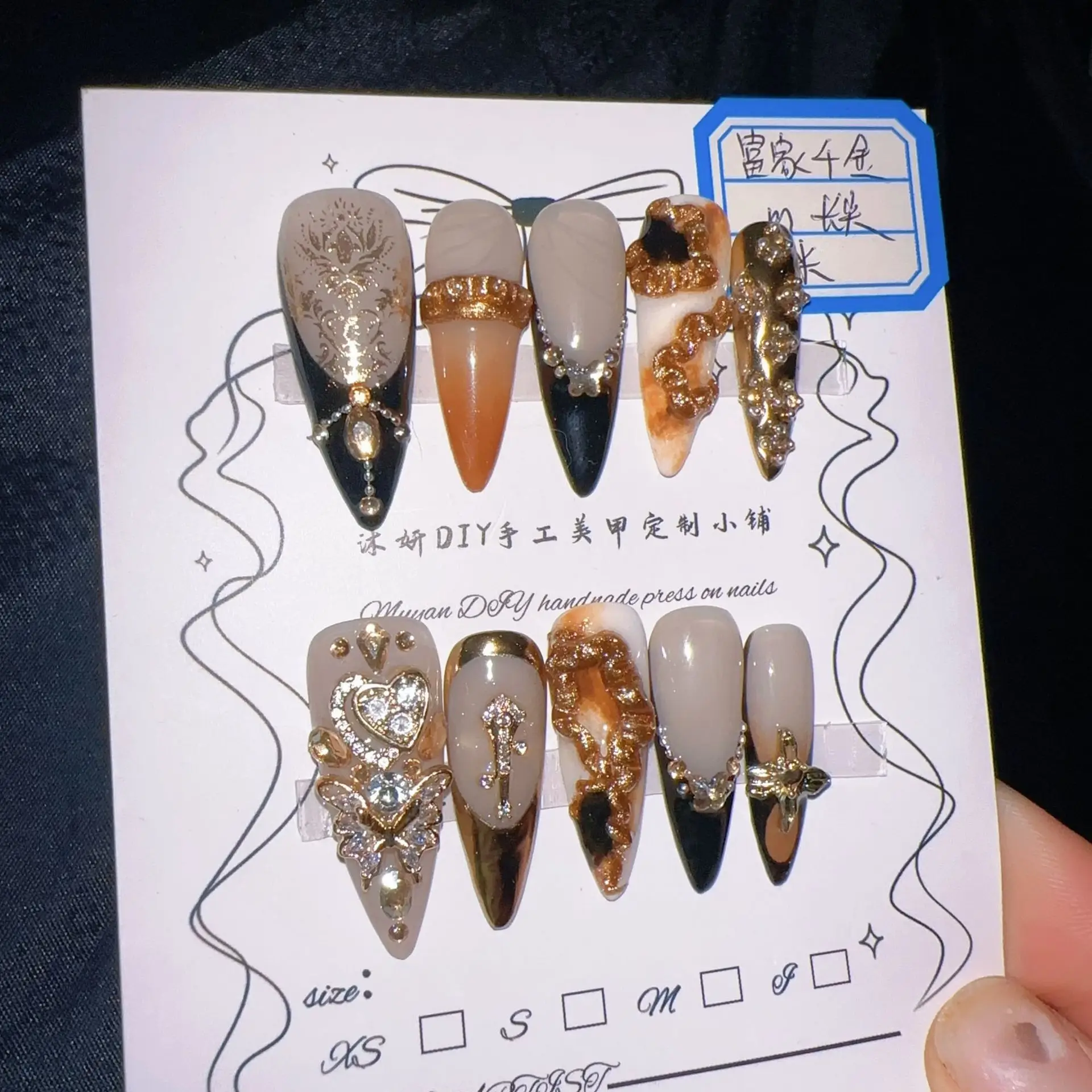 مجموعة أظافر فاخرة للسيدات الغنية، أظافر صناعية من الراتنج مع أنماط منقوشة ثلاثية الأبعاد وإكسسوارات ذهبية، مقاس دقيق، رائعة لـ