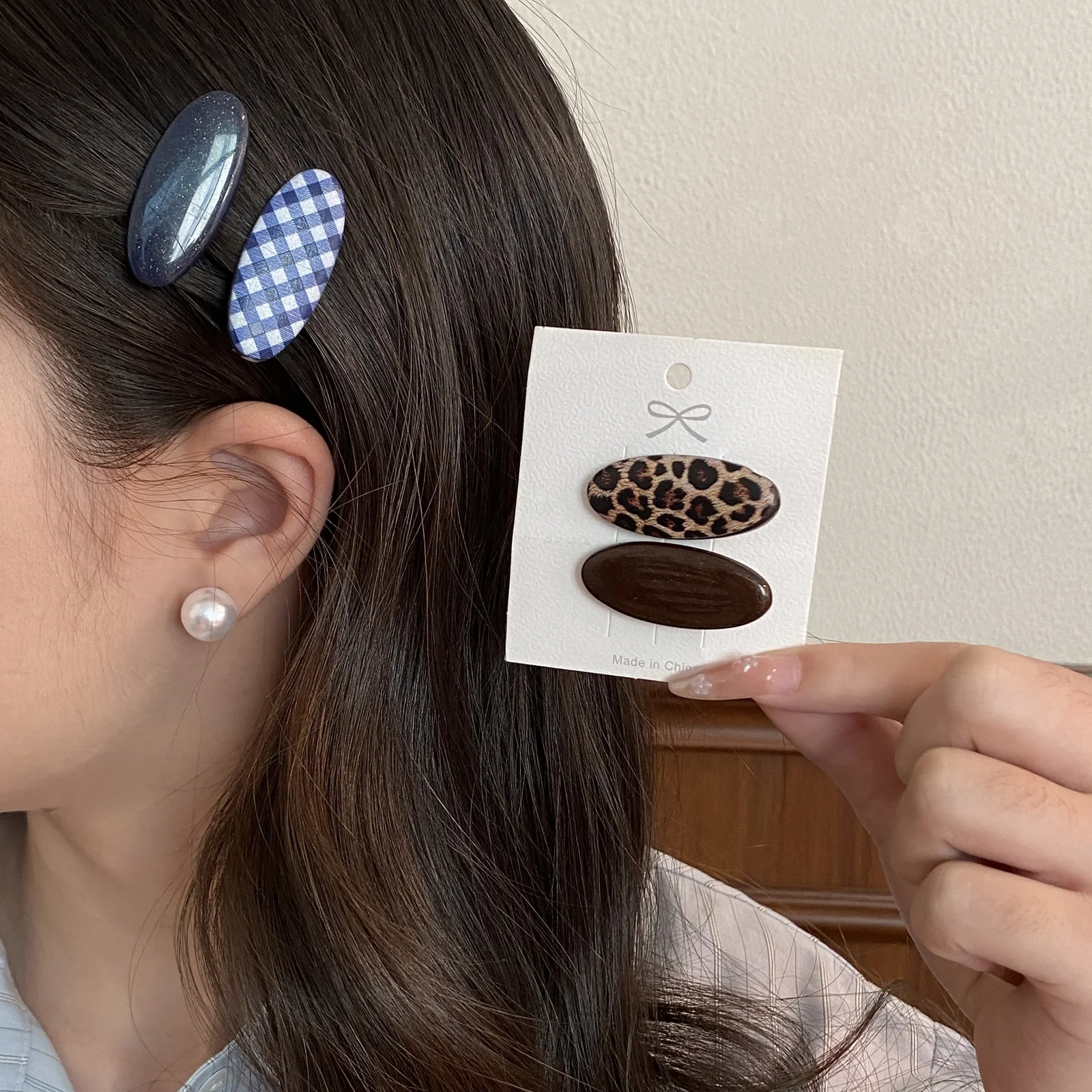 

2Pcs Leopard & Solid Oval Hair Clips, Minimalist Hair Accessories for Women's Hairstyling