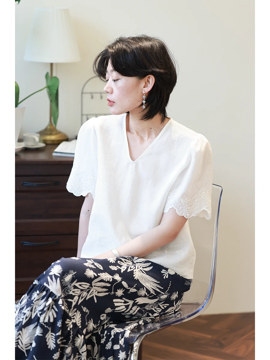 

Удобный дышащий белый льняной винтажный топ с короткими рукавами-фонариками, вышивкой и оборками, приталенный, с V-образным вырезом, для женщин