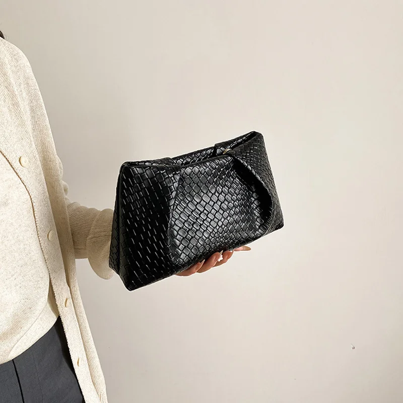 Large Capacity Shoulder Bag New Fashion Popular Woven Commuter Simple Clutch Bags Retro Evening Phone Pocket