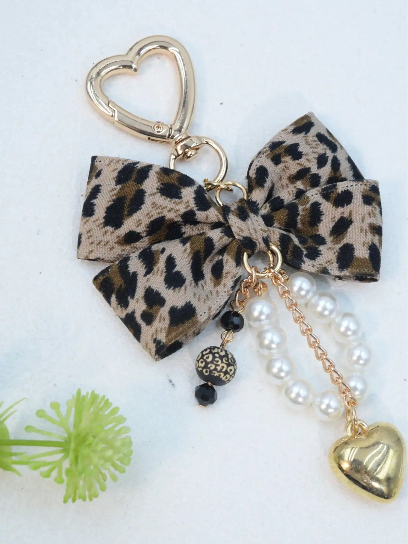 Leopardenmuster-Schleifen-Schlüsselanhänger mit Herzanhänger, einfacher Taschenanhänger für Damen, Perlen-Schlüsselanhänger, Perlenanhänger, Geschenk für Frauen – Detail 3