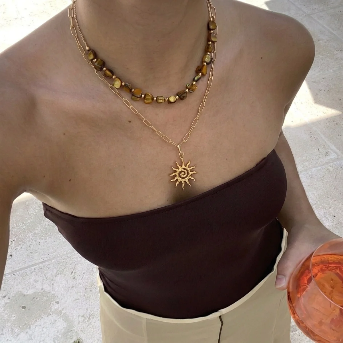 Retro-Halskette mit unregelmäßigen Muschelperlen in Maillard-Farben und Sonnenwirbel-Anhänger für Damen und Herren, doppellagige Sonnenblumen-Kette, Choker-Schmuck – Detail 7