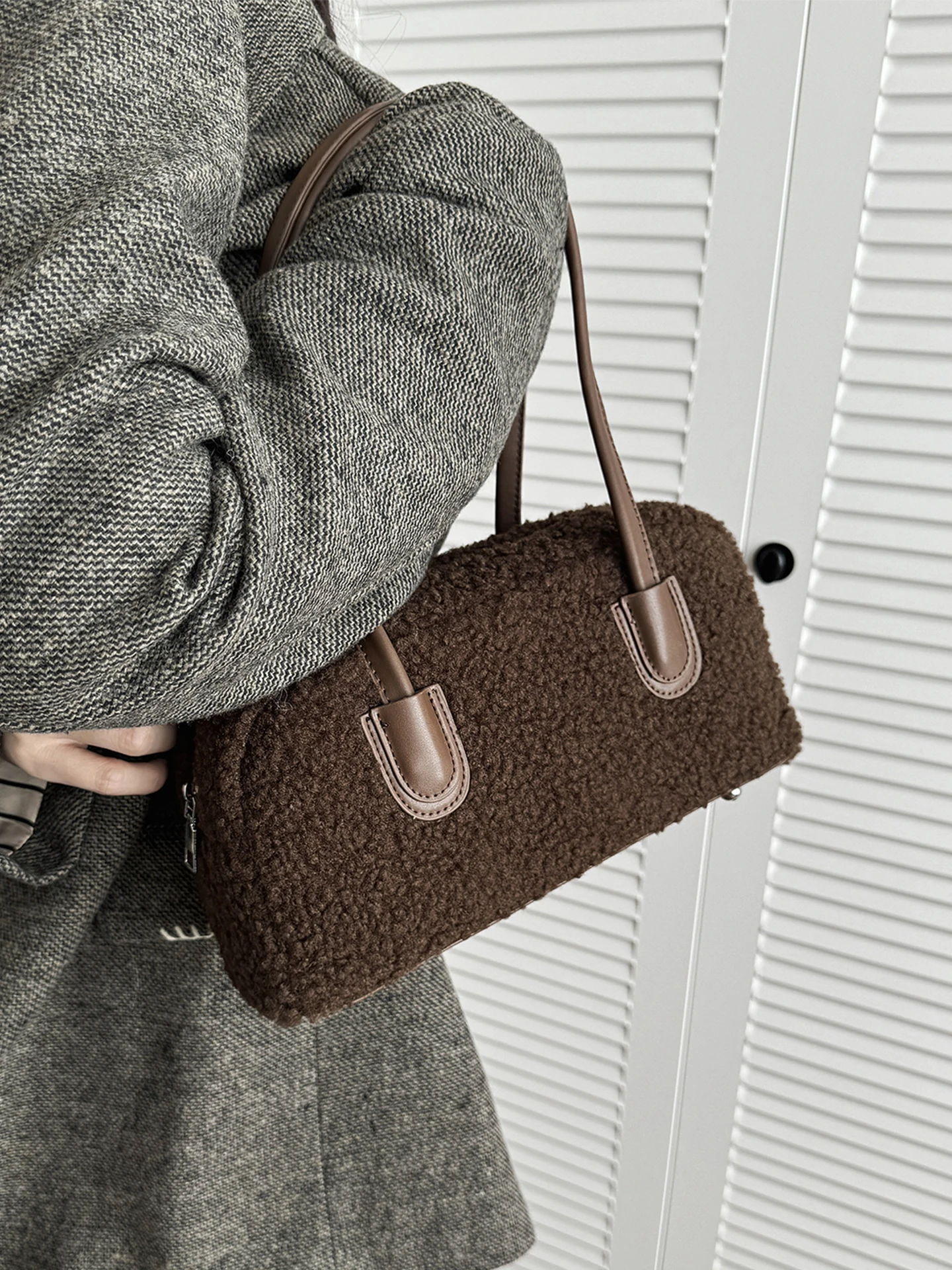 

Lamb Fur oulder Bag Women's Versatile Winter Commuter Bag Large Capaci Underarm Bag Casual Simple Sle Double Strap