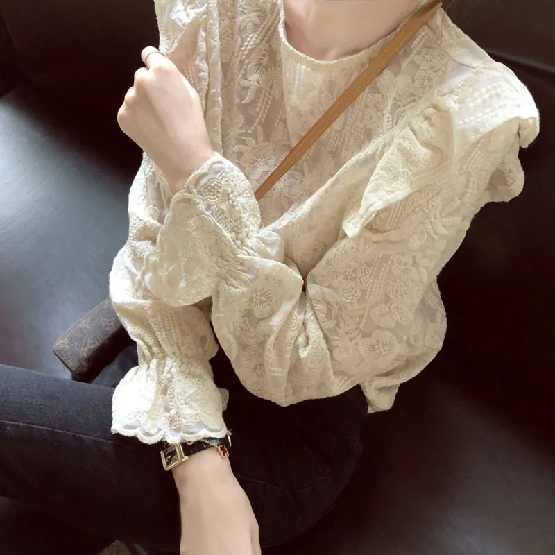 

Sweet Youthful Long Sleeve Lace Top Loose Casual Fashion round Neck Bell Sleeve Floral Women's Shirt Commute Style Korea...