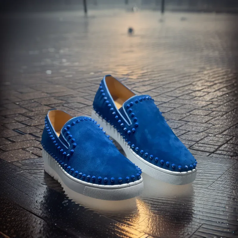 Zapatillas de deporte de lujo de alta calidad para hombre de corte bajo a la moda, zapatillas planas con remaches circulares de cuero genuino de ante blanco y azul con pinchos para conducir