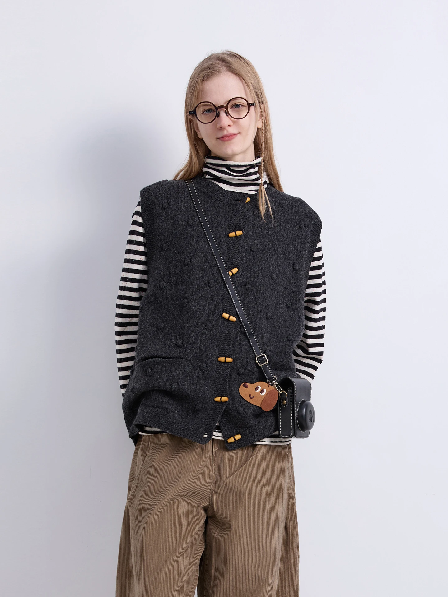 

Вязаный жилет оригинального дизайна Mia Corn с деревянными пуговицами, женский кардиган для многослойного ношения, круглый вырез, застежка на одну пуговицу