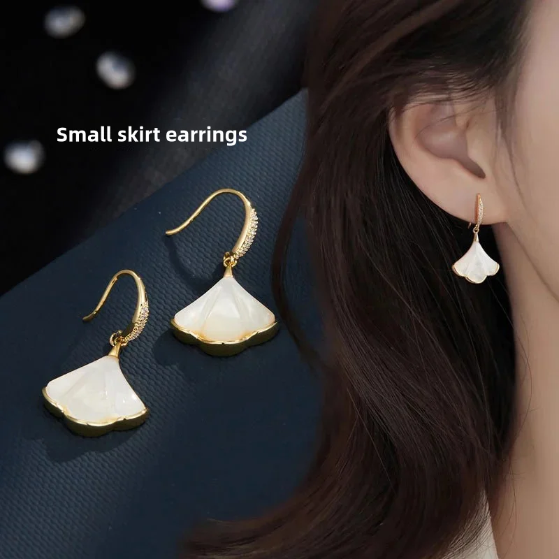 Fashionable and elegant fan-shaped natural mother of pearl earrings