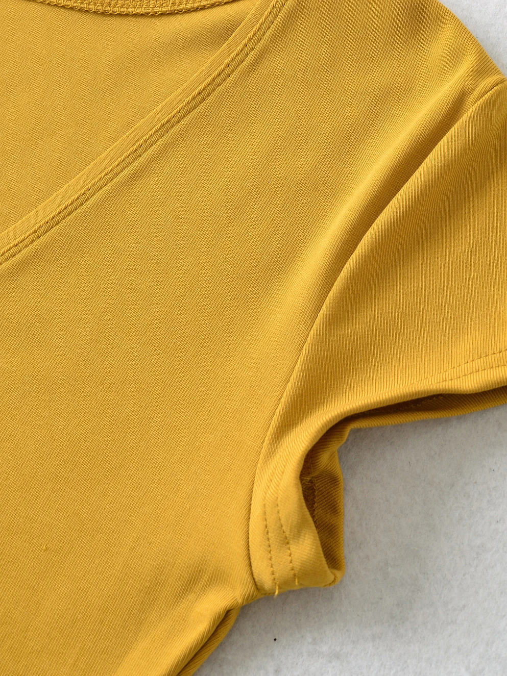 スリムフィット Vネック Tシャツ シルクのようなウエストシェイプ セクシーなストリートスタイル 純色ニットサマートップス レディース