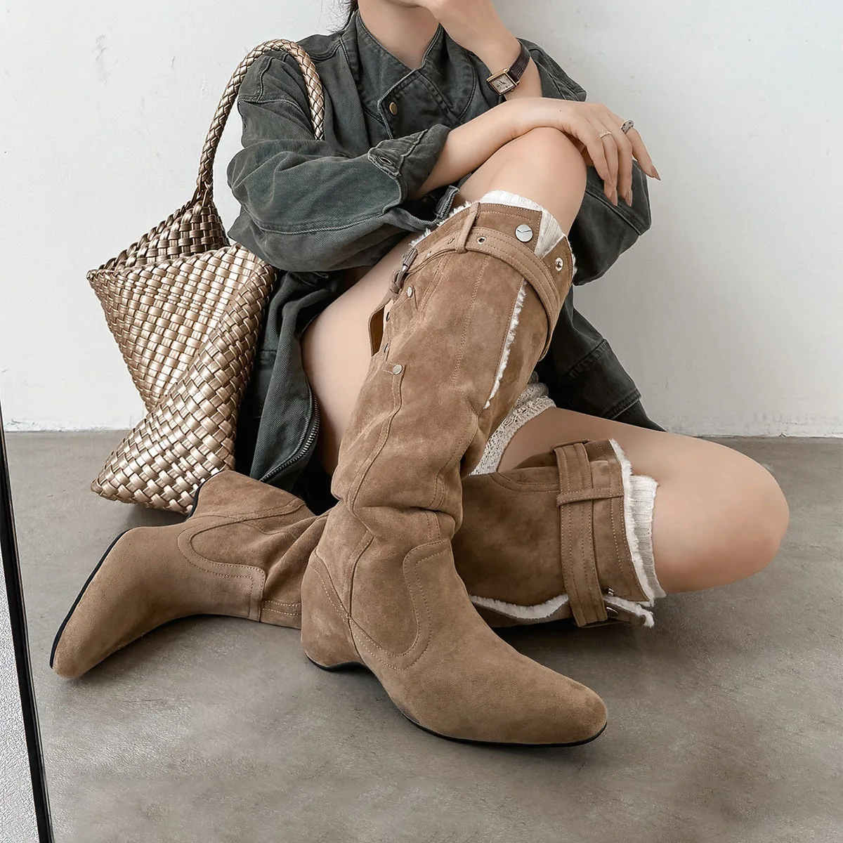 

Arden Furtado Осенние замшевые плиссированные большие трубчатые сапоги с квадратным носком и увеличенной внутренней пряжкой ремня, утепленные сапоги до колена