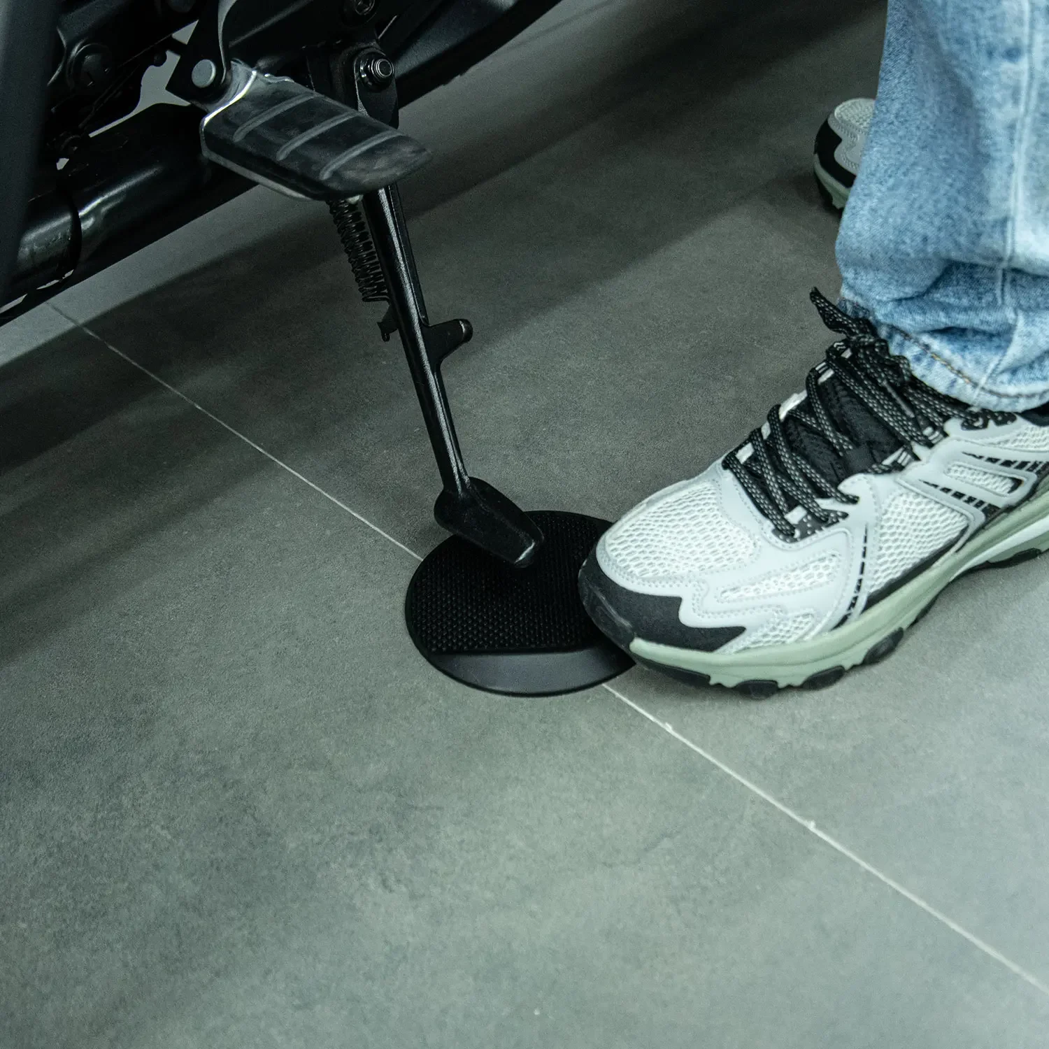 WOLFLINE Seitenständer-Unterlage, rutschfeste Platte, passend für universelle Modelle von Yamaha, BMW, Kawasaki, Honda, Ducati, Benelli, Harley und Triumph. – Detail 10