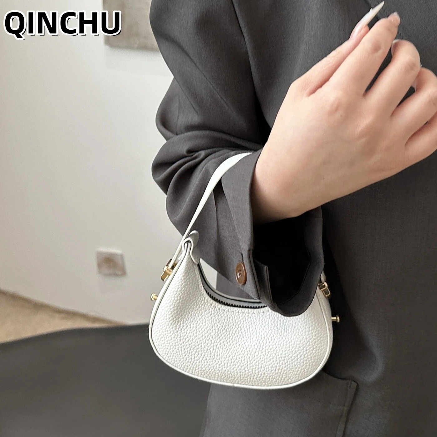 

QINCHU 2026 Новые женские сумки: модная мини-сумка-полумесяц премиум-класса с текстурной поверхностью, сумка с верхней ручкой