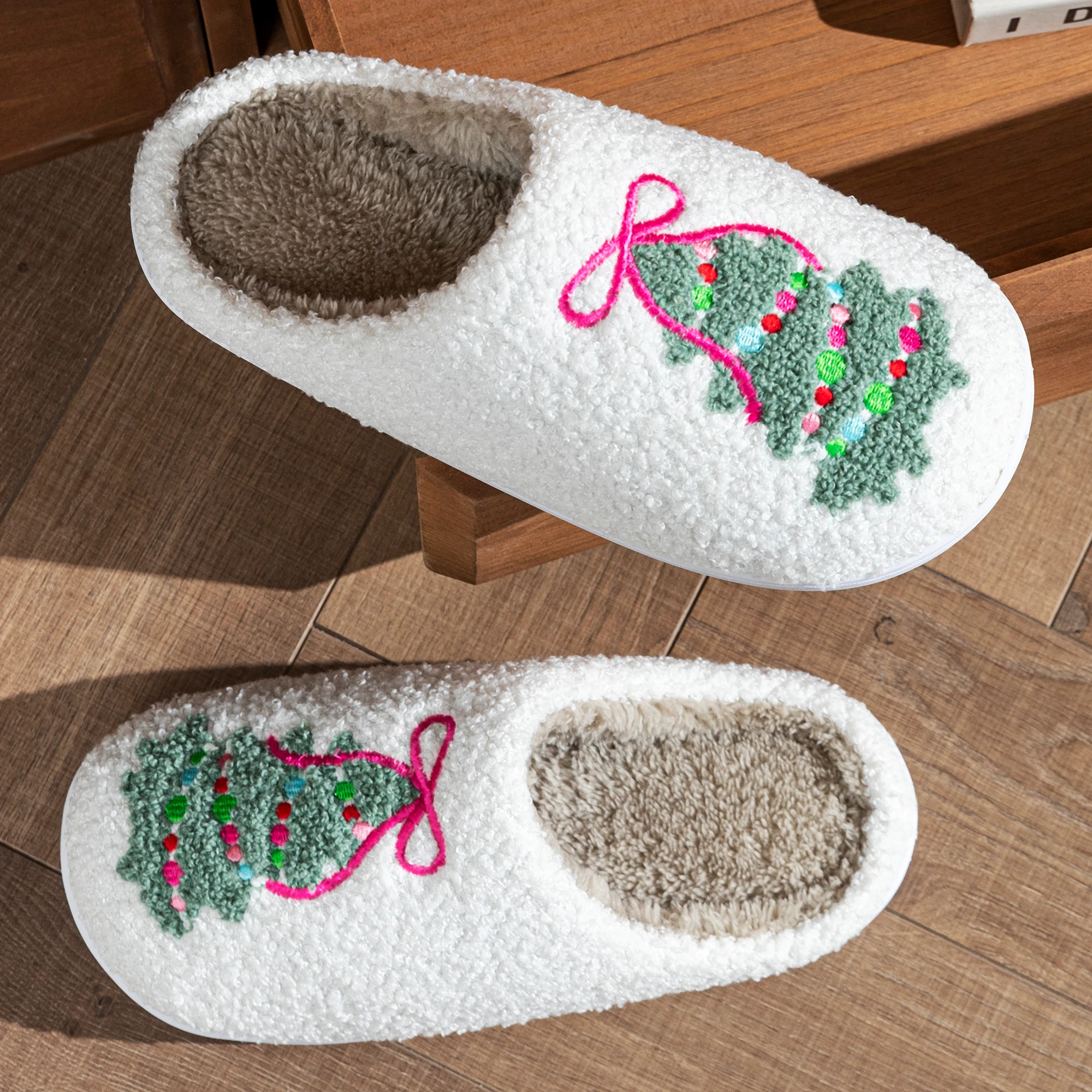 Weihnachts-Hausschuhe für Damen, flauschig, geschlossene Zehenpartie, niedlich bestickt mit Weihnachtsbaum-Motiv, Plüsch, rutschfest, für Paare, für den Innenbereich, für Feiertage und zu Hause – Detail 5