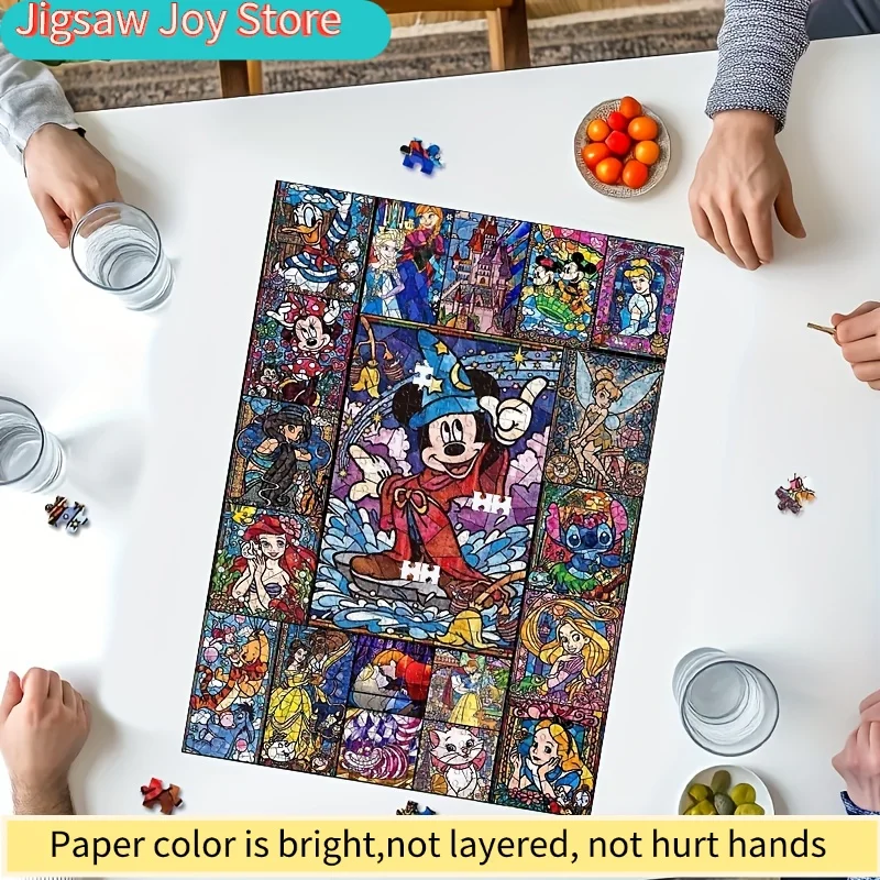 유리 그림 스타일의 만화 캐릭터가 있는 1000피스 퍼즐, 미키 마우스, 스티치, 곰돌이 푸, 그리고 디가 포함되어 있습니다.
