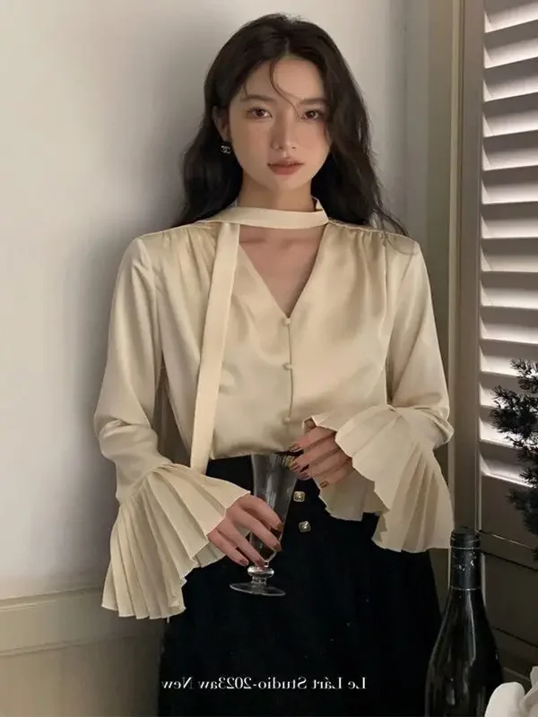 Nuovo design di nicchia Top in raso Camicia ampia e versatile Camicia a nastro con maniche a fisarmonica delicata per le donne all'inizio della primavera