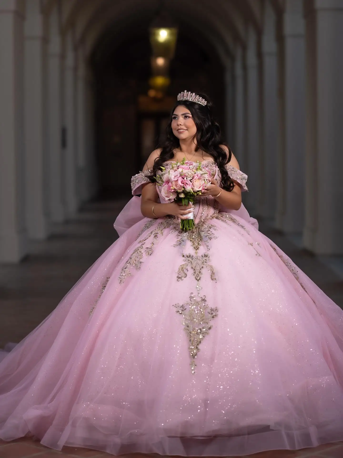 Eleganckie suknie balowe z aplikacjami koronkowymi na quinceañerę, bez rękawów, z odkrytymi ramionami, z kryształkami, sznurowane, meksykańskie sukienki na słodkie szesnaste urodziny (Vestidos De 15 Anos)