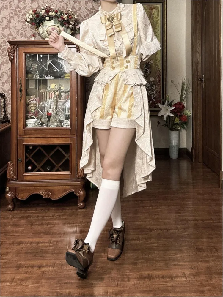 

A fashionable two-piece half-length shirt dress