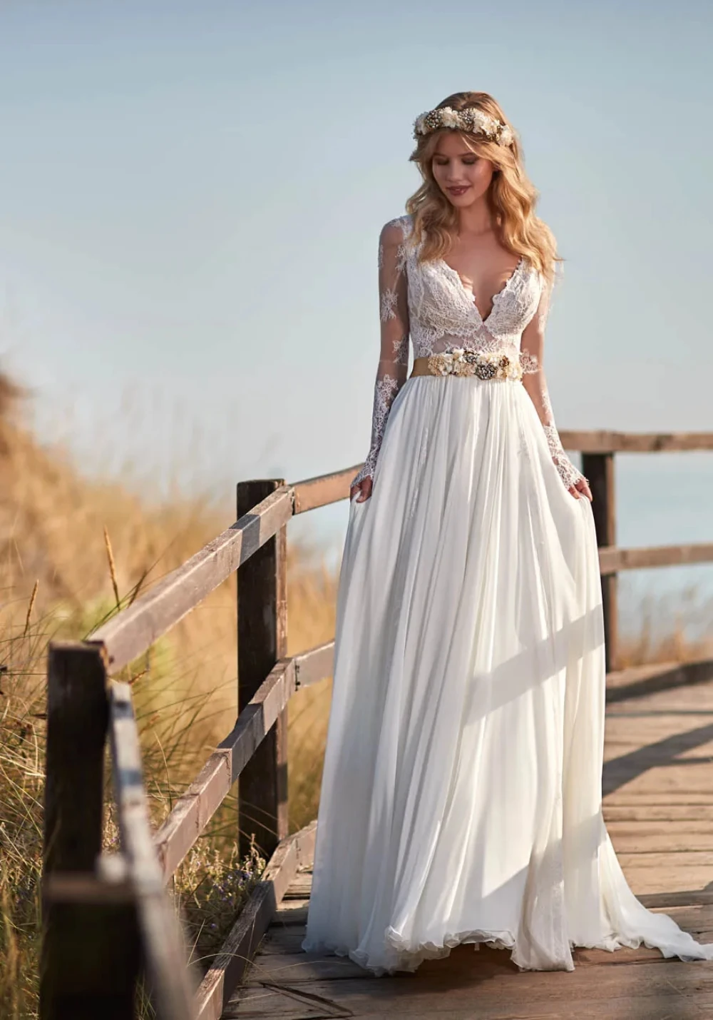 

A Line Lace Beach Wedding Dresses Applique Chiffon V Neck Sweep Train Long Sleeve Country Wedding Gowns Belt Boho Bridal Dress