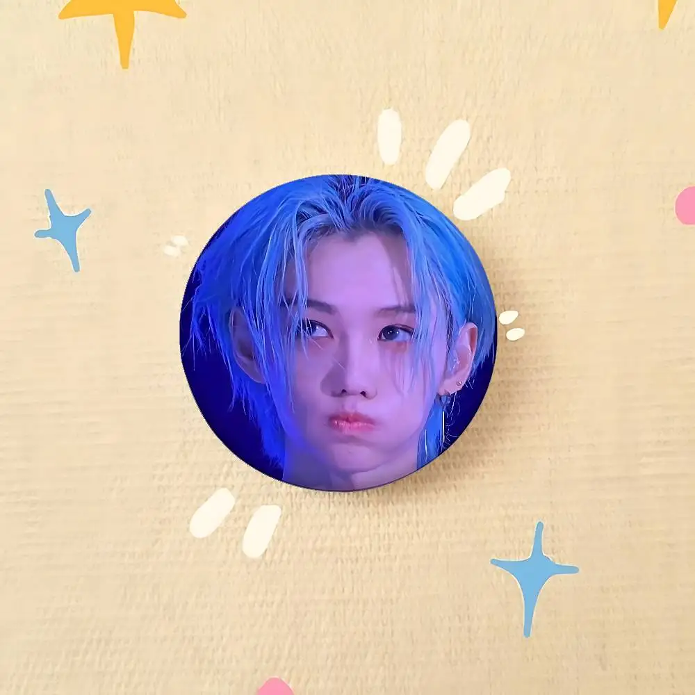 الكورية الذكور المعبود F-FelixS شارات زر PinsBrooch الإبداعية مضحك يقتبس شارة الملابس على ظهره مجوهرات هدية للأطفال الأصدقاء