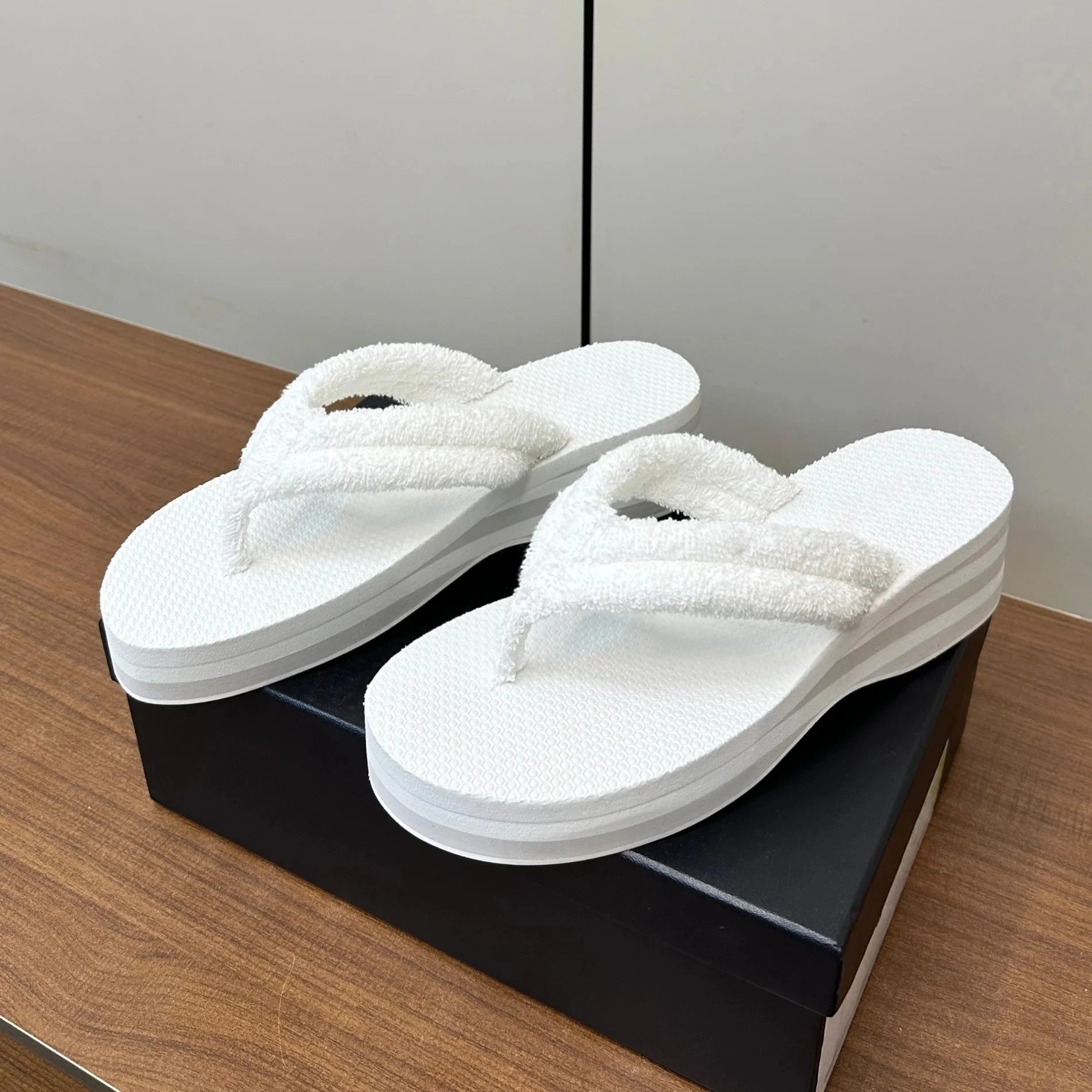 2025 nuevo verano hecho a mano Blingbling diamante pisos zapatillas al aire libre Zapatos De playa para Mujer banquete tacones gruesos Zapatos De Mujer