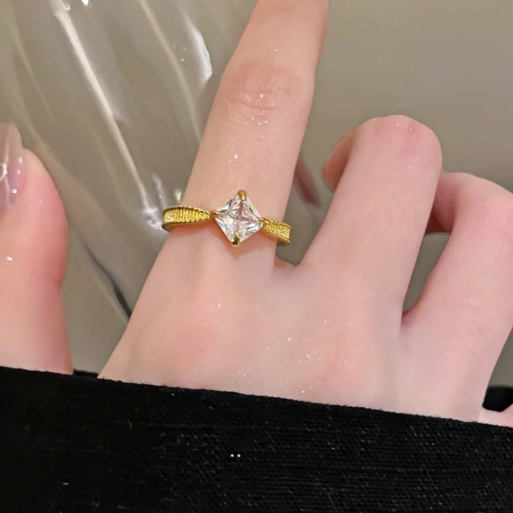 Retro-Ring aus Legierung in Goldfarbe, schlichter, quadratischer Kristall-Zirkon-Stern-Ring für Damen, trendiger Schmuck und Accessoires – Detail 6