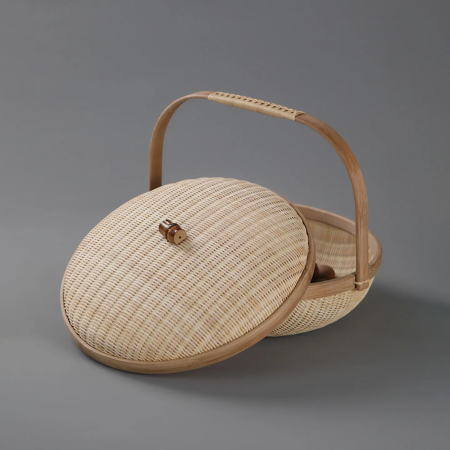 Chinese mainland pure natural bamboo woven basket with cover hand basket traditional hand basket weaving handmade household