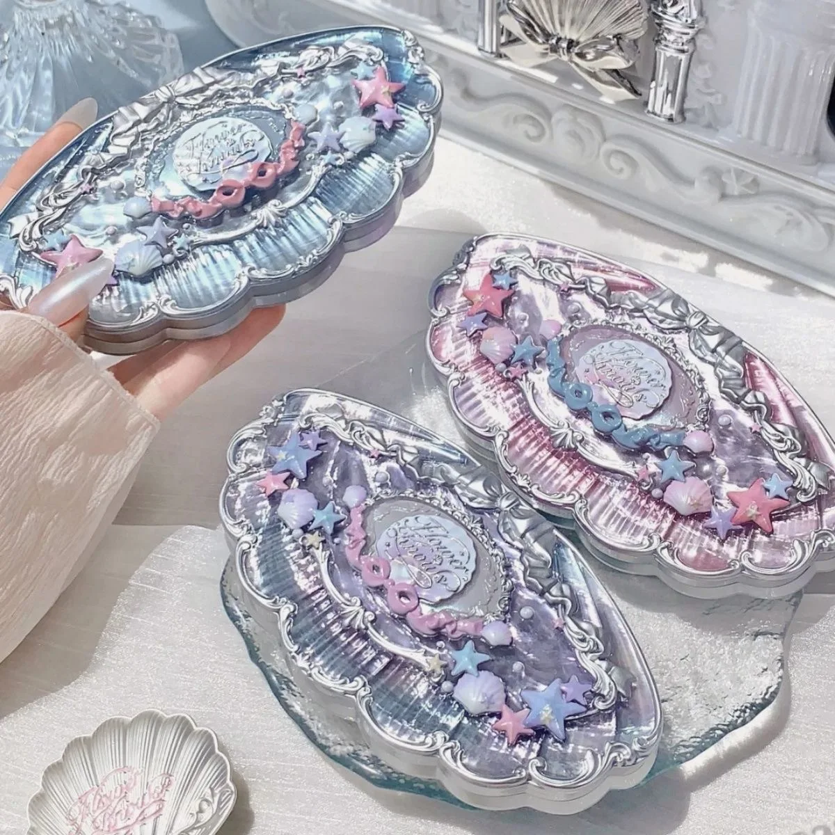 Set per il trucco Flower Knows Shell's Jewel Collection Tavolozza di ombretti Blush Lip Gloss Borsa per il trucco Kit ombretto luccicante opaco
