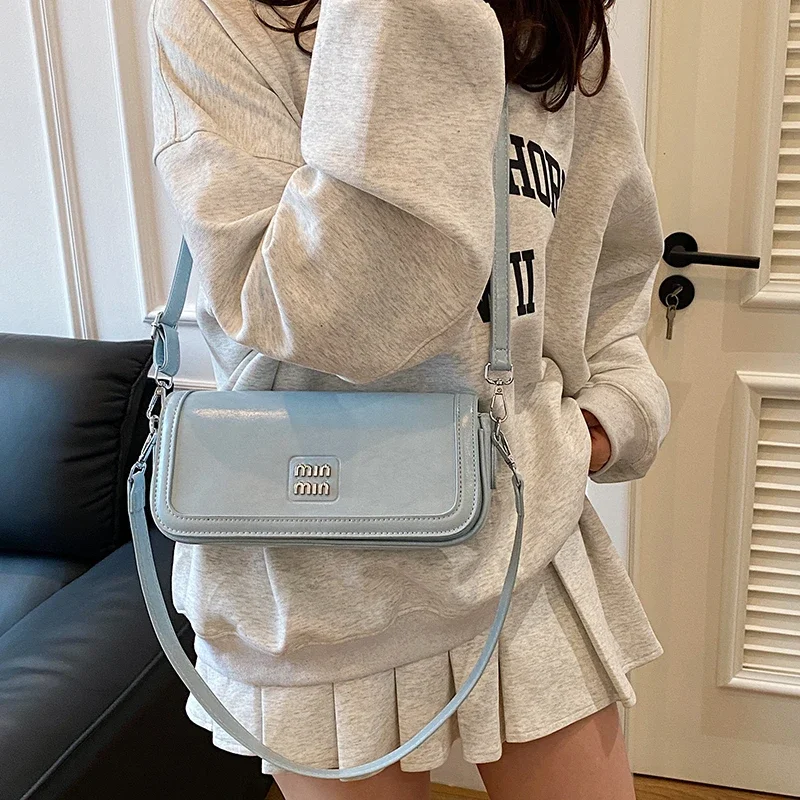 

Luxury Vintage Leather Messenger Bag Elegant Minimalist Crossbody Clutch Commuter Tote With Stylish Letter Logo Design