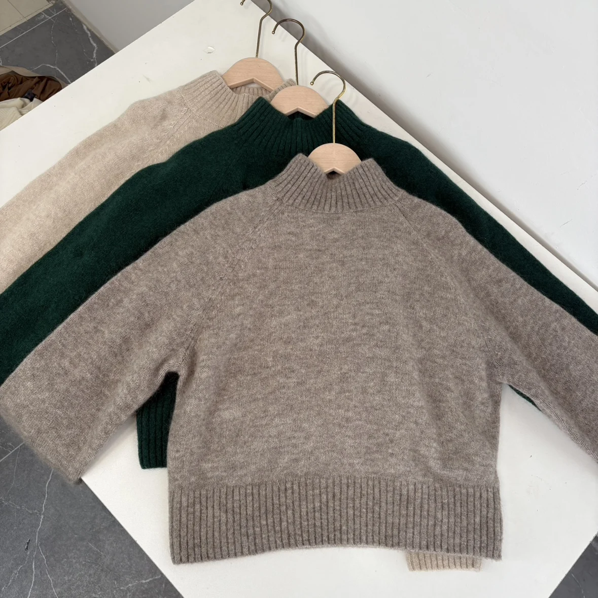 

Мягкий однотонный вязаный свитер из смесовой шерсти с вставками на плечах и высоким воротником, повседневный, из мягкой шерсти (60% шерсть, 27% нейлон, 3% камаре...).